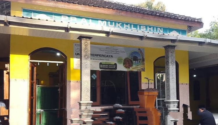 Gerakan Resik Resik Masjid Mojokerto melakukan giat bersih bersih masjid di Masjid  Al Mukhlisin